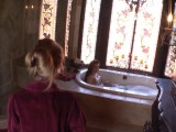Vidéo porno mobile : Bath of pleasure among two hot lesbians